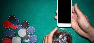 may99 အွန်လိုင်း ကတ်ဂိမ်းများ – Baccarat စားပွဲနှင့် ကတ်ဂိမ်း ကစားနေသောမြင်ကွင်း